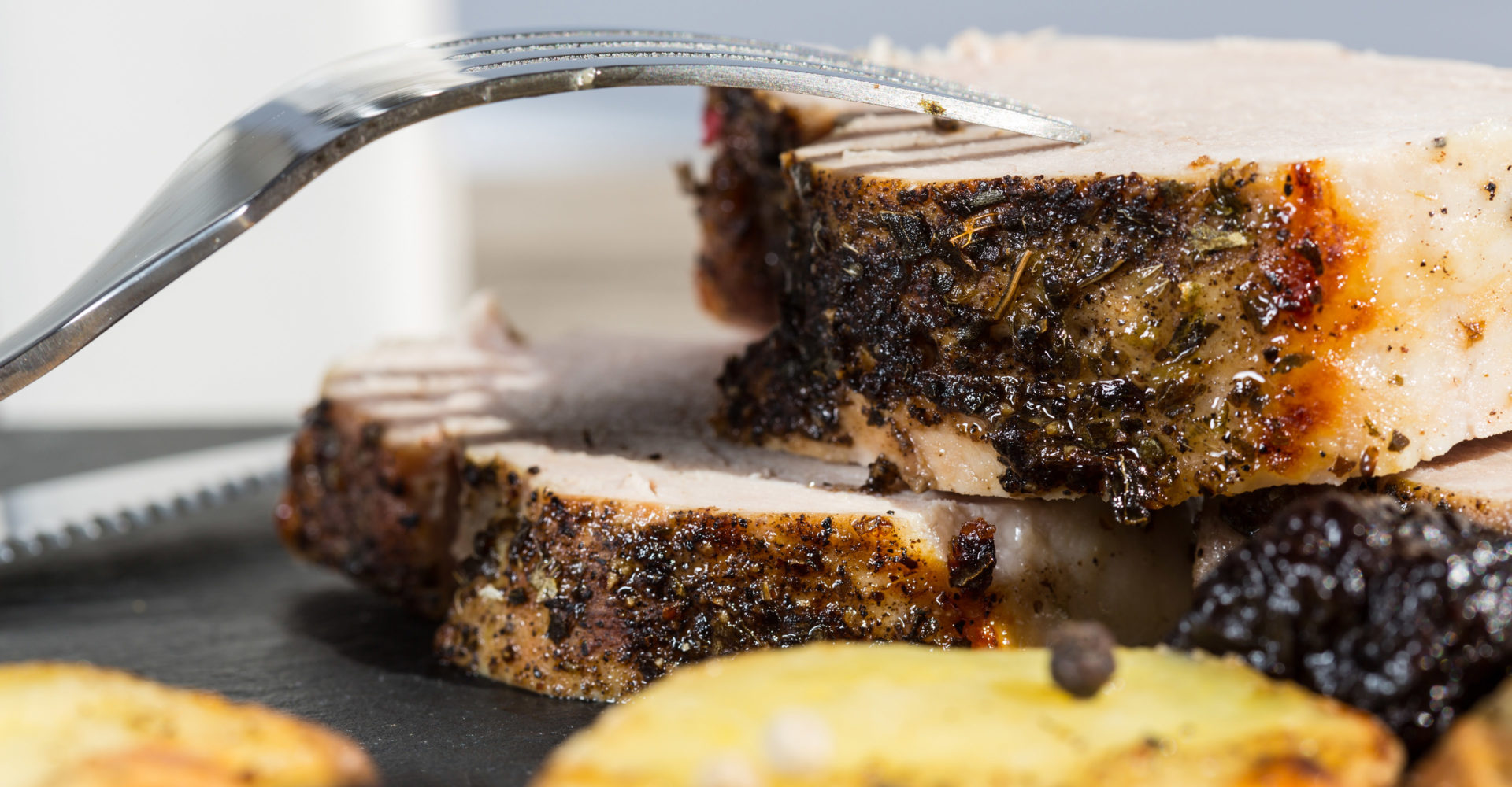 Pork tenderloin with apples & plums - Eleon